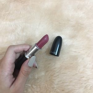 MAC LIPSTICK (AMOROUS IN SATIN)